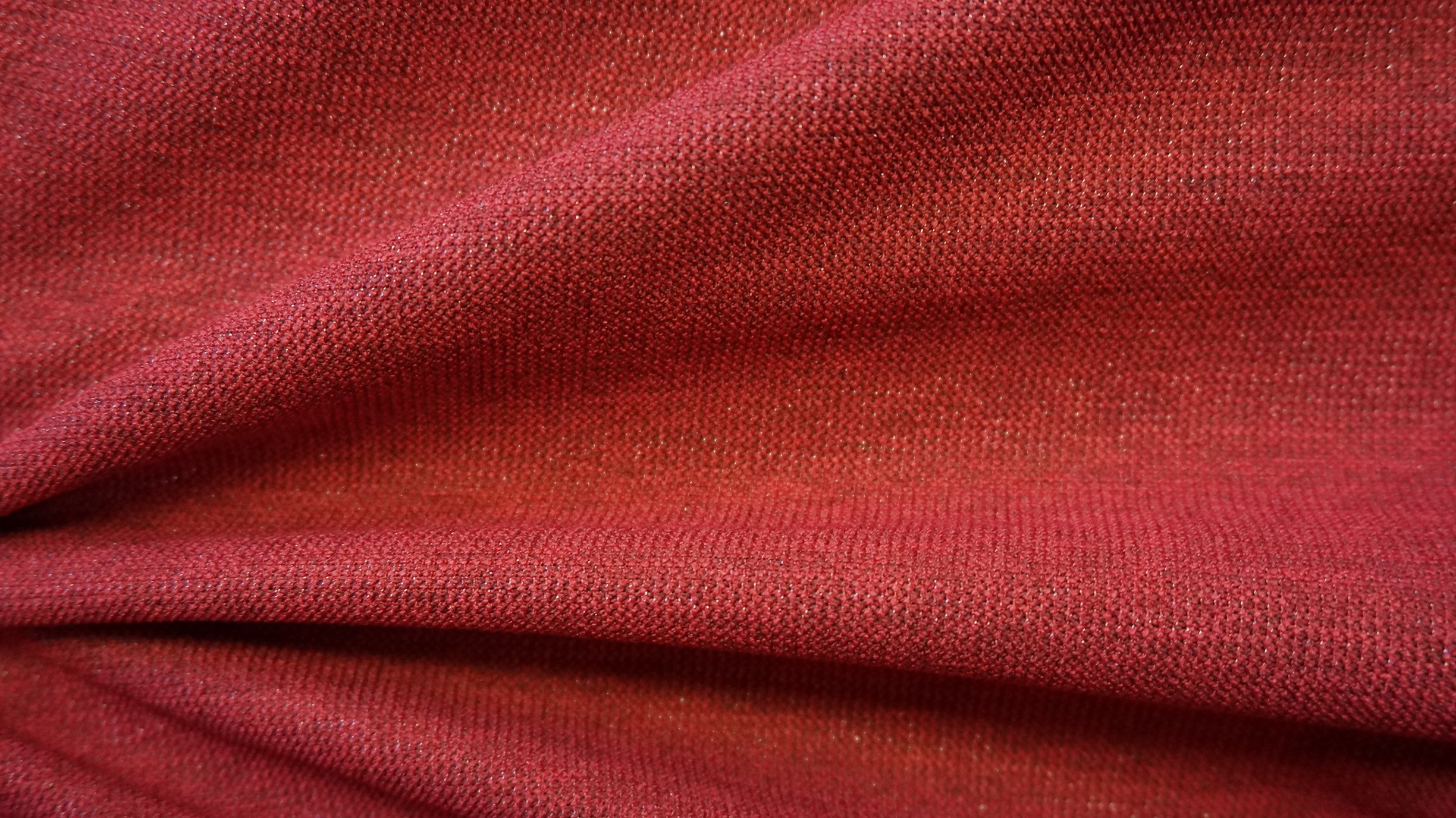 красный